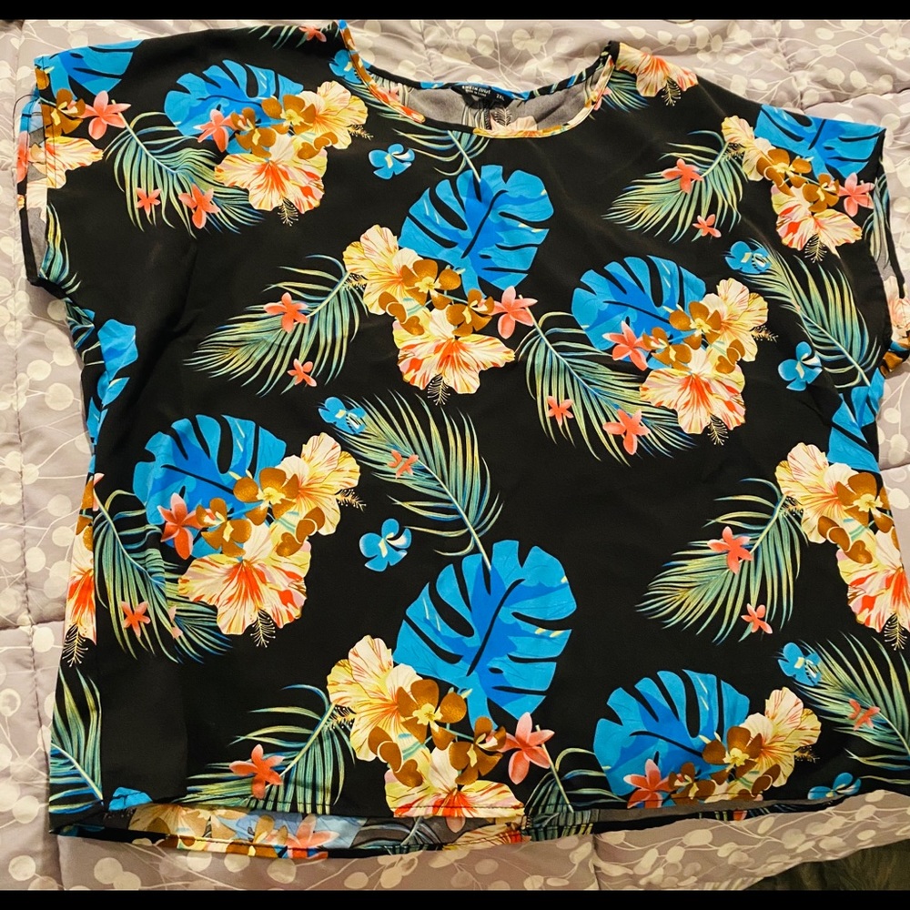 🌻Tropical print t shirt 🌻